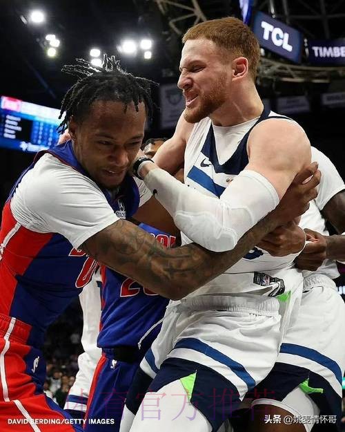 斯图尔特和布朗相互拉拽引发冲突,裁判回看吹罚两人各技犯 斯图尔特和布朗相互拉拽引发冲突,裁判回看吹罚两人各技犯